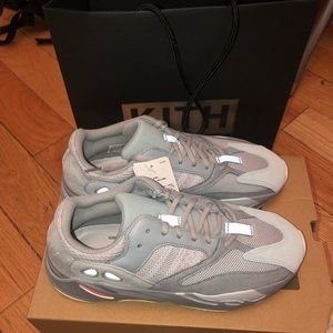 BRAND NEW Yeezy 700 Inertia Size 9